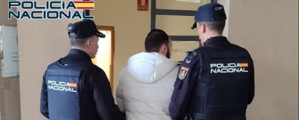 La Policía Nacional detiene a un hombre que golpeó a otro con un patinete y un bate de béisbol , Al parecer, la víctima fue agredida tras llamar la atención a un menor que tiraba piedras contra su casa, 31 Jan 2025 - 12:02