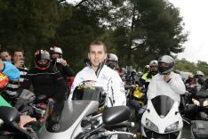Muchos aficionados al motociclismo han querido acompañar al piloto durante su visita a Montecorto. // CharryTV