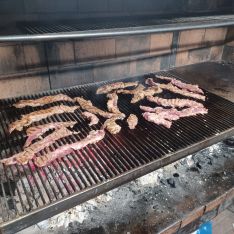 Las carnes a la parrilla son muy demandadas, especialmente durante el fin de semana. // CharryTV