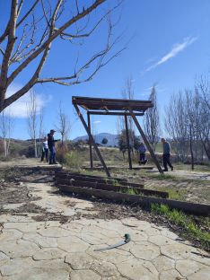 Un grupo de voluntarios han derrumbado esta estructura que se encontraba en muy mal estado y suponía un peligro.  // CharryTV