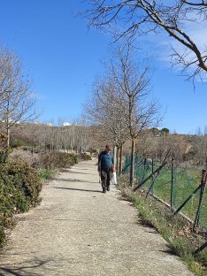 Juan, a sus 85 años, ha recuperado el esplendor de este sendero.  // CharryTV