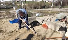 Aunque no cuentan con las herramientas adecuadas, ya han conseguido recuperar buena parte del parque. // CharryTV