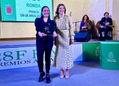 María Villalón recibió su reconocimiento y actuó para los asistentes.  // CharryTV