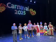Las reinas del carnaval junto al Dios Momo, el Escudo de Oro, el presidente de la Asociación Cultural Carnavalesca y la delegada de Cultura y Fiestas. // CharryTV