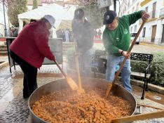 Las tradicionales migas volvieron a la plaza de Los Descalzos.  // CharryTV