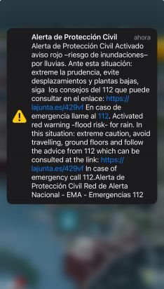 En torno a las 15.00 horas, la ciudadanía recibía una alerta a través de su dispositivo móvil informando del aviso rojo e instando a evitar desplazamientos y zonas bajas   // CharryTV