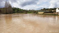 El desbordamiento del Río provoca el corte del camino Navares-Tejares. // CharryTV