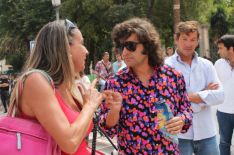El torero sevillano, un domingo de Feria conversando con una manifestante antitaurina // CharryTV