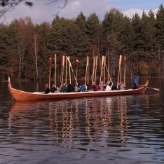 En un taller celebrado en Suecia, los participantes practicaron remo en un barco vikingo. // Youth Europa. 