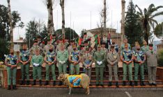 Foto de grupo de legionarios franceses y españoles ante el Monumento a los Caídos // Manolo Guerrero