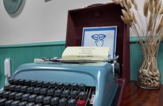 Esta máquina de escribir es un recuerdo de los orígenes de la academia.  // CharryTV