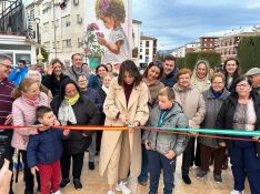 La alcaldesa ha asistido al acto de inauguración que ha continuado con una merienda popular. // CharryTV