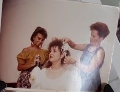 Esther y Clara peinando a una novia en la década de los 80.  // CharryTV