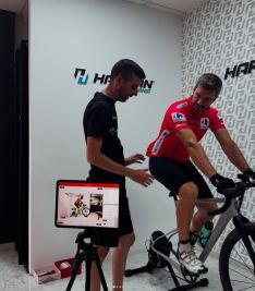 Harman ofrece estudios biomecánicos a todos sus clientes.  // CharryTV