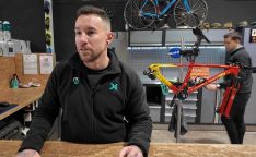 Germán, su responsable, recuerda que Harman cuenta con su propia marca de bicicletas.  // CharryTV