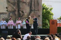 Isabel Barriga recibió un recuerdo con la réplica de la imagen. // CharryTV