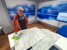 Flores nos muestra los mapas en plató.  // CharryTV