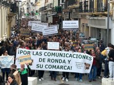 Diferentes colectivos vecinales de la ciudad se han sumado a este acto de protesta. // CharryTV