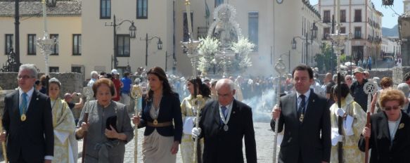 La alcaldesa cedió la vara de mando de la ciudad a la Patrona. // CharryTV