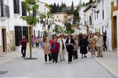 La alcaldesa, junto a otros concejales del Ayuntamiento de Ronda, visitaron en la tarde de ayer la barriada. // CharryTV