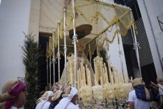 La Virgen de la Paloma sale a la calle con ese soniquete tan caracteristico de sus varales  // Laura Caballero 