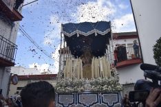 Petalada a la Virgen del Rosario. // Laura Caballero