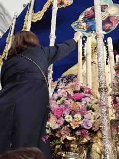 Una usuaria de AYUCA ha aprovechado la oportunidad para pedir por todos los miembros de la asociación // Laura Caballero