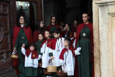 Las más pequeños han encabezado el cortejo tras la Cruz de Guía.  // CharryTV