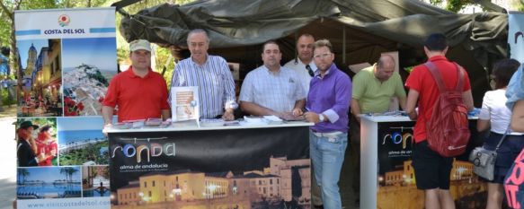 El stand de información se ha situado en el paseo central de la Alameda del Tajo. // CharryTV