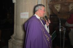 El rezo ha sido desarrollado por el párroco Francisco Sánchez // Nuria Gamero