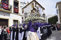Casi 70 horquilleros portan el trono de la titular mariana de esta corporación // Laura Caballero