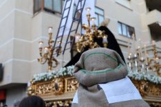 35 costaleros llevan el paso de la Virgen.  // CharryTV