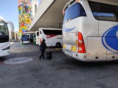 Los turistas que visitaban nuestra ciudad han tenido que recurrir a continuar su viaje en autobús, tras la interrupción del servicio ferroviario  // Laura Caballero