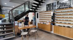 La óptica mantiene el taller abajo y los servicios de audiología y optometría en la planta superior.  // CharryTV