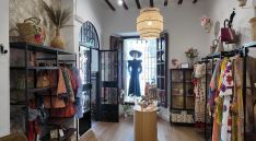 Ha dedicado una parte del local a la venta de complementos de moda.  // CharryTV