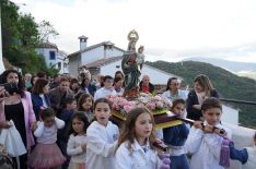 Los más pequeños portaron la Virgen desde la iglesia hasta la plaza Teniente Viñas, donde se ofició una misa en su honor. // CharryTV