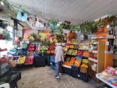 Estampas con Santos y Vírgenes, cestas de mimbre, jaulas con pajaritos, flores y una parra decoran el local.  // CharryTV