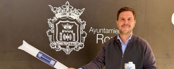 Martínez muestra los aplaudidores y las botellas de agua tematizadas // Nacho Garrido Martínez muestra los aplaudidores y las botellas de agua tematizadas // Nacho Garrido