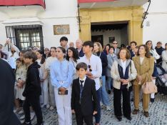Decenas han sido las personas que han esperado la salida de la Virgen // Laura Caballero
