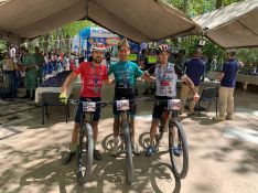González, en el centro, junto al segundo y tercer clasificado en MTB. // CharryTV