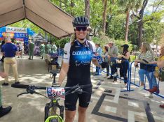Paqui Sabina fue la segunda fémina en llegar a meta en bicicleta.  // CharryTV