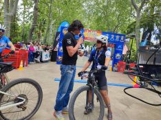 La tercera clasificada en MTB a su llegada a la Alameda del Tajo.  // CharryTV