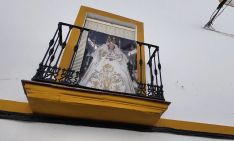 Balcón engalanado con la imagen de la Virgen.  // CharryTV