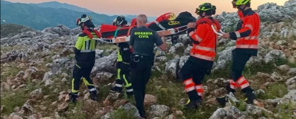 El senderista tuvo que ser porteado hasta la ambulancia. // CPB Málaga El senderista tuvo que ser porteado hasta la ambulancia. // CPB Málaga