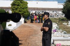 Una médico forense y varios miembros de la Policía Científica estuvieron presentes en la exhumación. // CharryTV