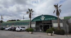 La nave cuenta con más de 2.500 metros cuadrados y zona de aparcamiento en el exterior. // CharryTV