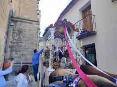 Colocan el Simpecado en la carreta tras la misa de romeros, celebrada en la colegiata.  // CharryTV