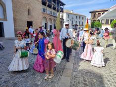 Varios niños acompañaron al tamborilero Juan Antonio Rodríguez. // CharryTV