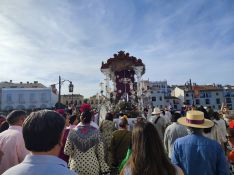 Paso de la Hermandad por el Puente Nuevo.  // CharryTV