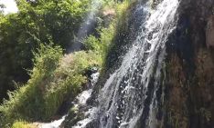 Cascada natural junto al antiguo molino de harina.  // CharryTV